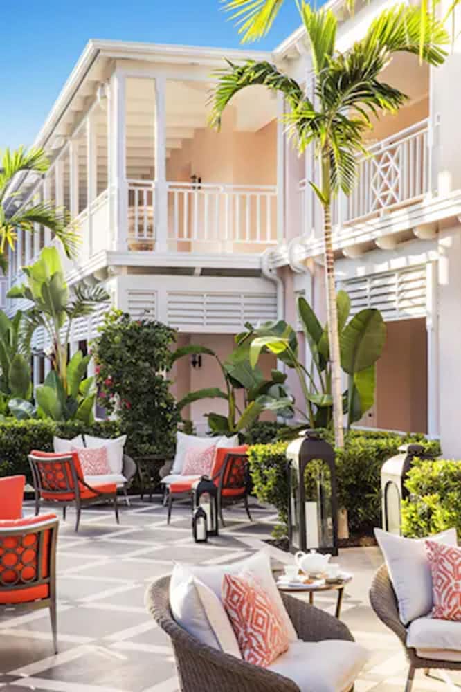 The Ocean Club, A Four Seasons Resort, Bahamas — Hotel building in Paradise Island, New Providence