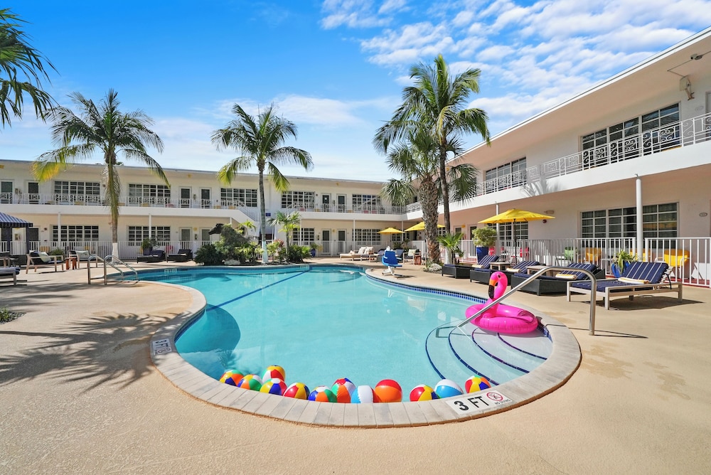 Tradewinds Apartment Hotel — Swimming pool in Miami, Florida