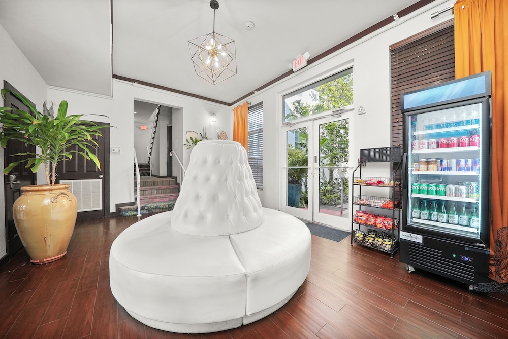 Tradewinds Apartment Hotel — Hotel building in Miami, Florida