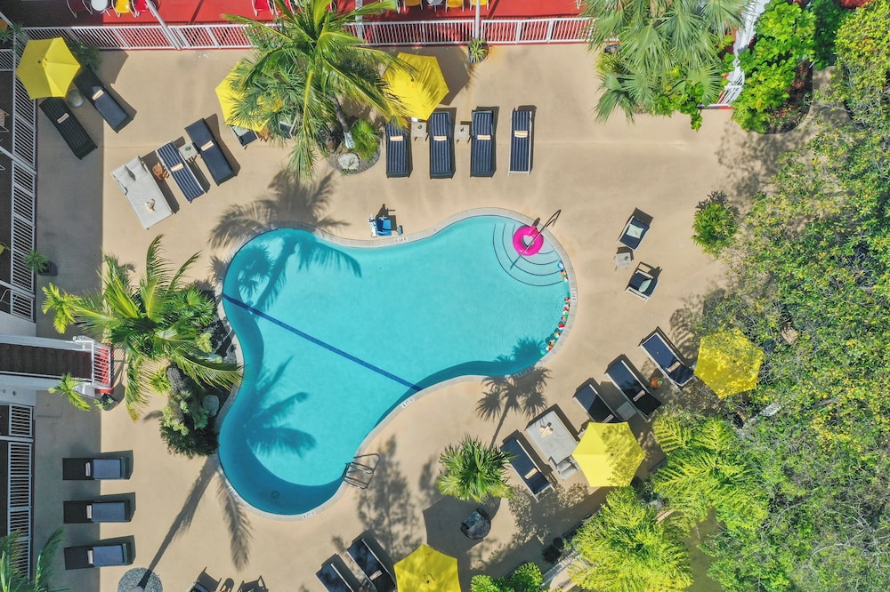 Tradewinds Apartment Hotel — Swimming pool in Miami, Florida
