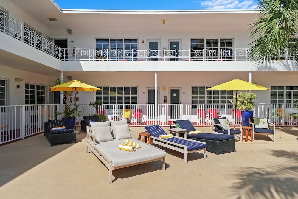 Tradewinds Apartment Hotel — Hotel building in Miami, Florida