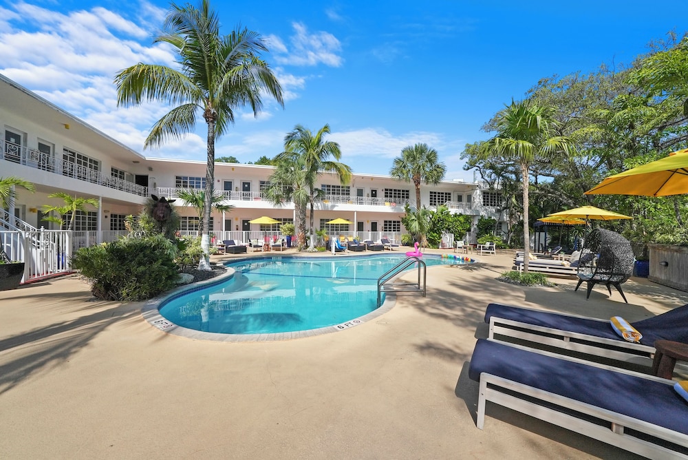 Tradewinds Apartment Hotel — Swimming pool in Miami, Florida