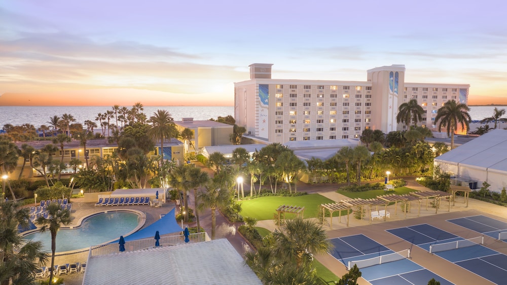Island Grand at TradeWinds — Hotel building in Treasure Island, Florida