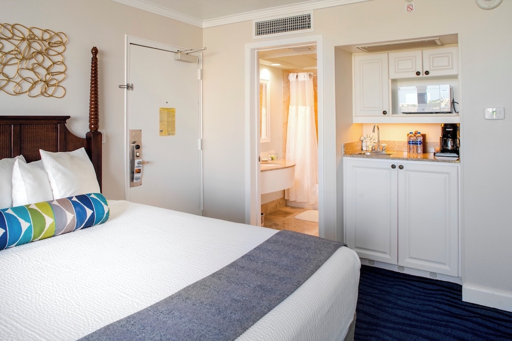 Island Grand at TradeWinds — Hotel rooms in Treasure Island, Florida