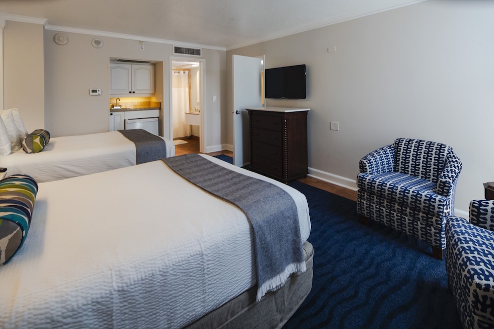 Island Grand at TradeWinds — Hotel rooms in Treasure Island, Florida
