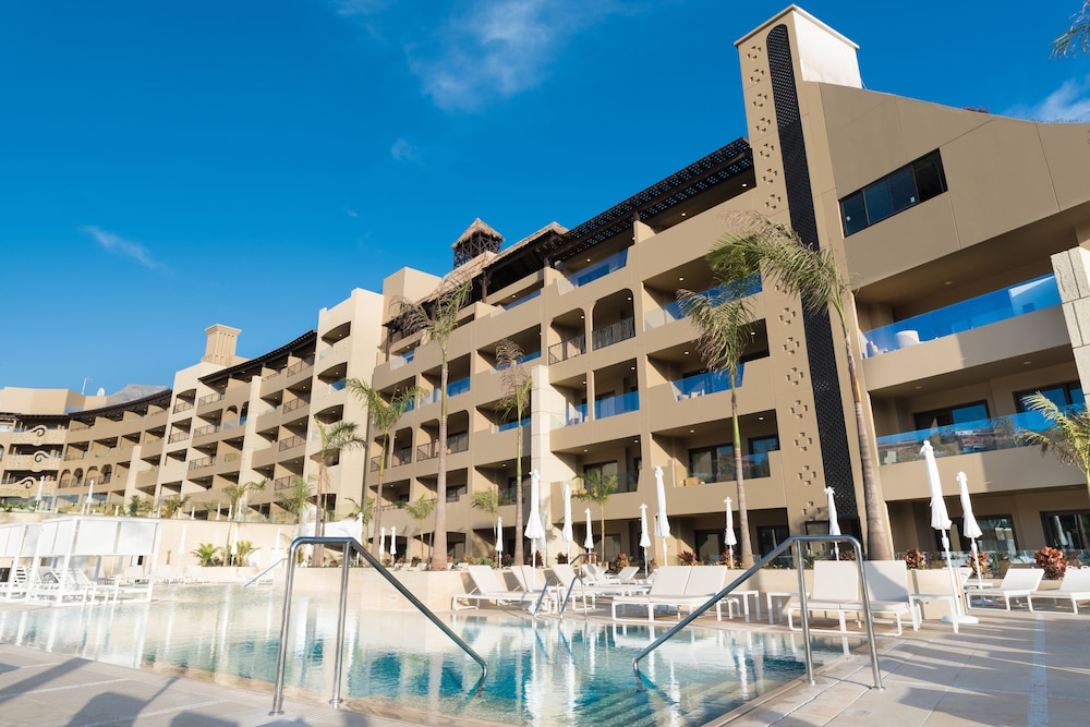 GF Victoria — Hotel building in Costa Adeje, Canary Islands