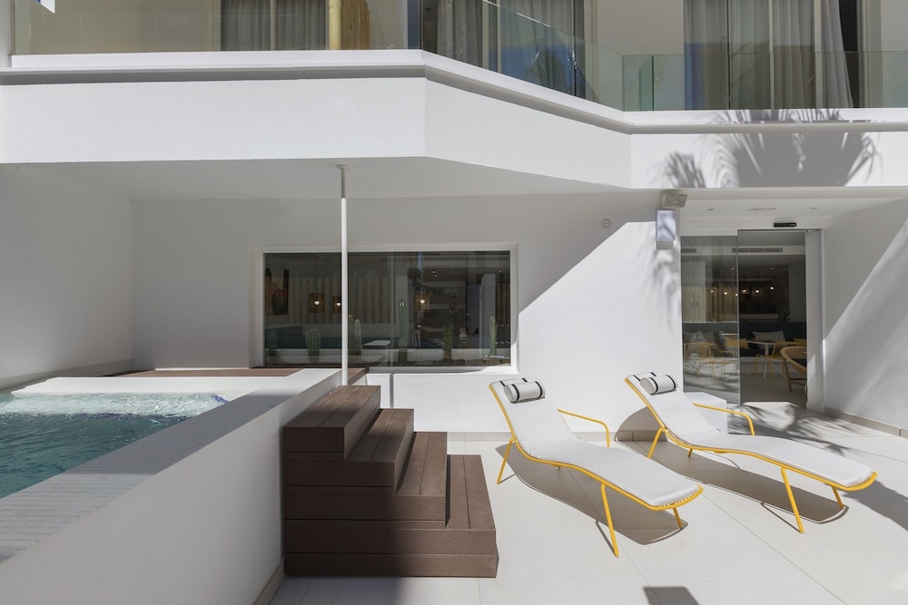 Hotel whala!fun — Hotel building in Playa de Palma, Balearic Islands