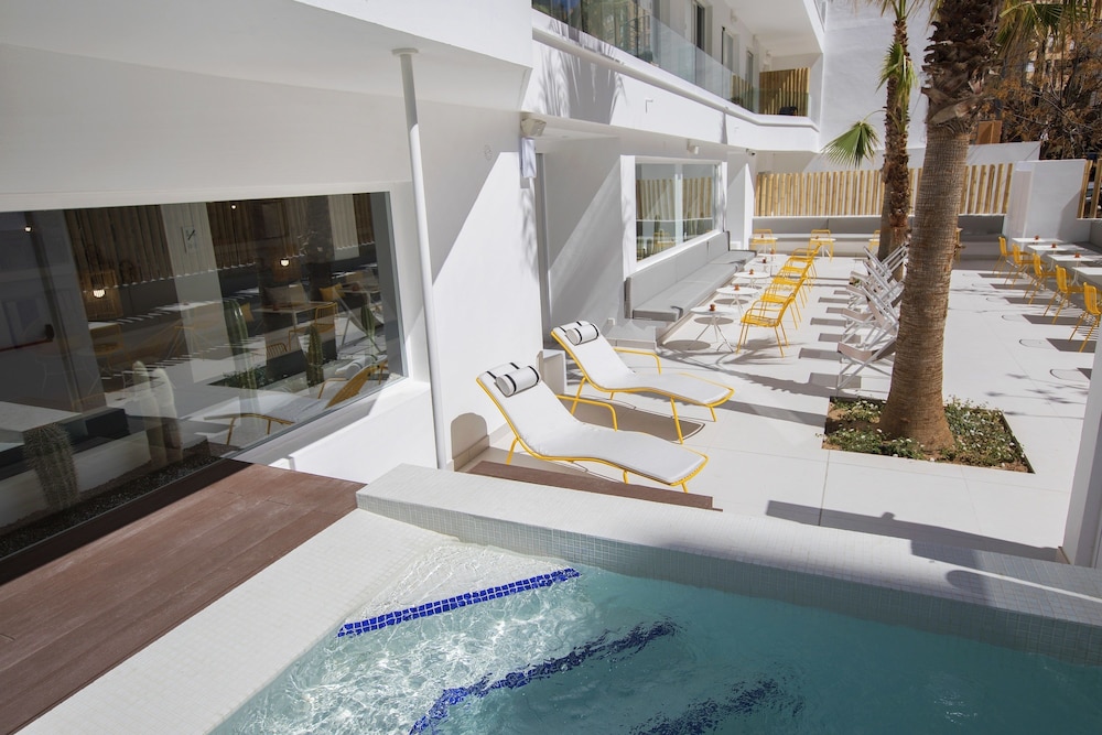 Hotel whala!fun — Swimming pool in Playa de Palma, Balearic Islands