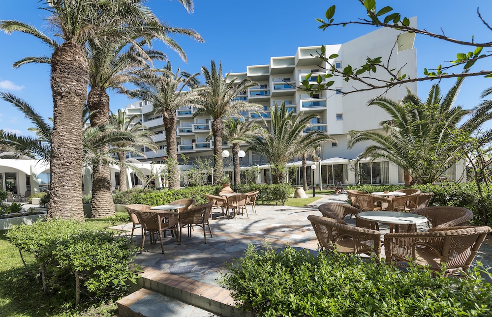 Apollo Beach — Hotel building in Faliraki, South Aegean