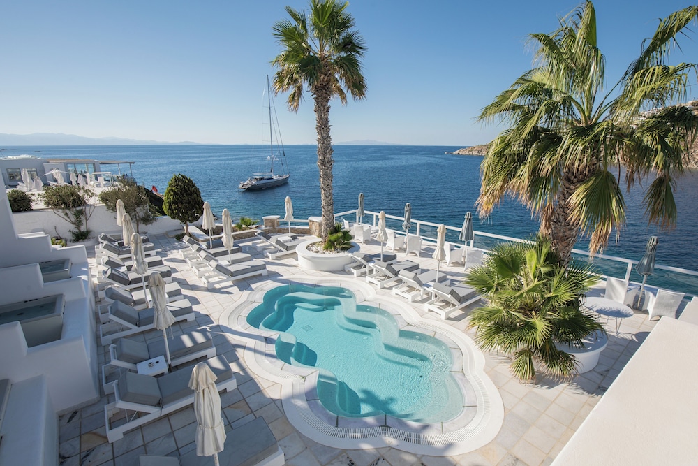 Nissaki Boutique Hotel — Swimming pool in Plati Gialos, South Aegean