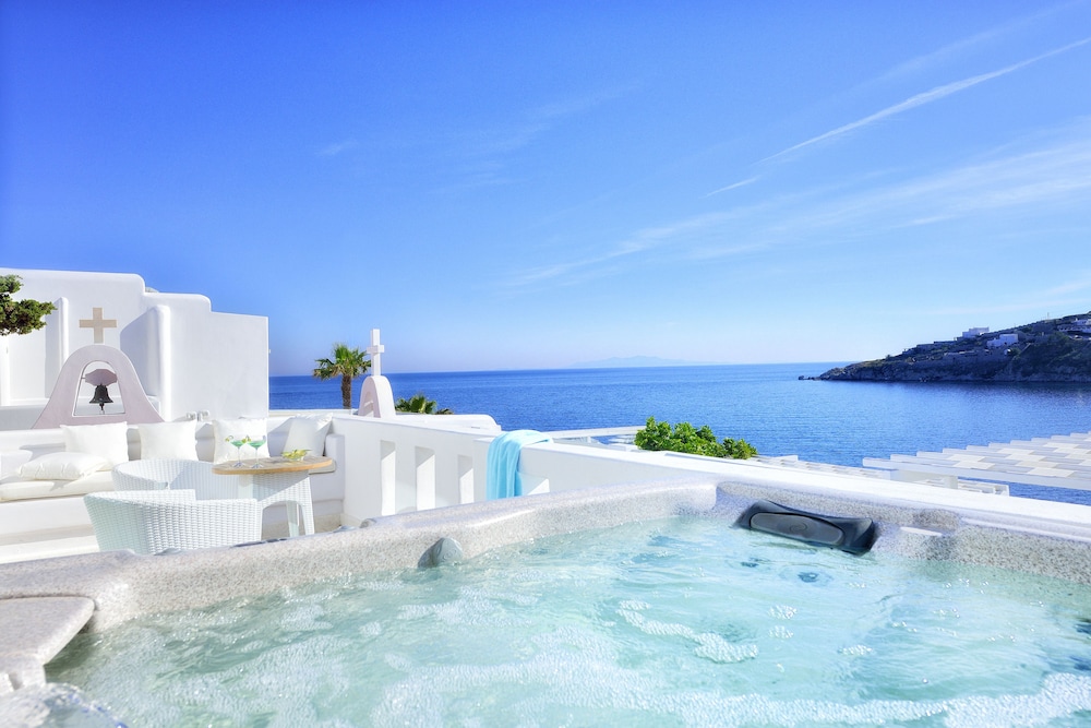 Nissaki Boutique Hotel — Swimming pool in Plati Gialos, South Aegean