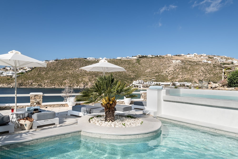 Nissaki Boutique Hotel — Swimming pool in Plati Gialos, South Aegean