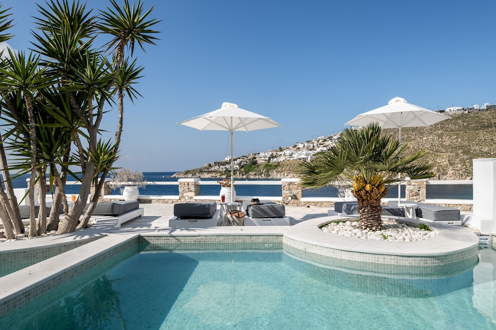 Nissaki Boutique Hotel — Swimming pool in Plati Gialos, South Aegean