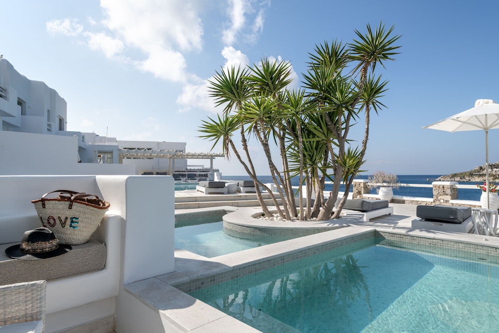 Nissaki Boutique Hotel — Swimming pool in Plati Gialos, South Aegean