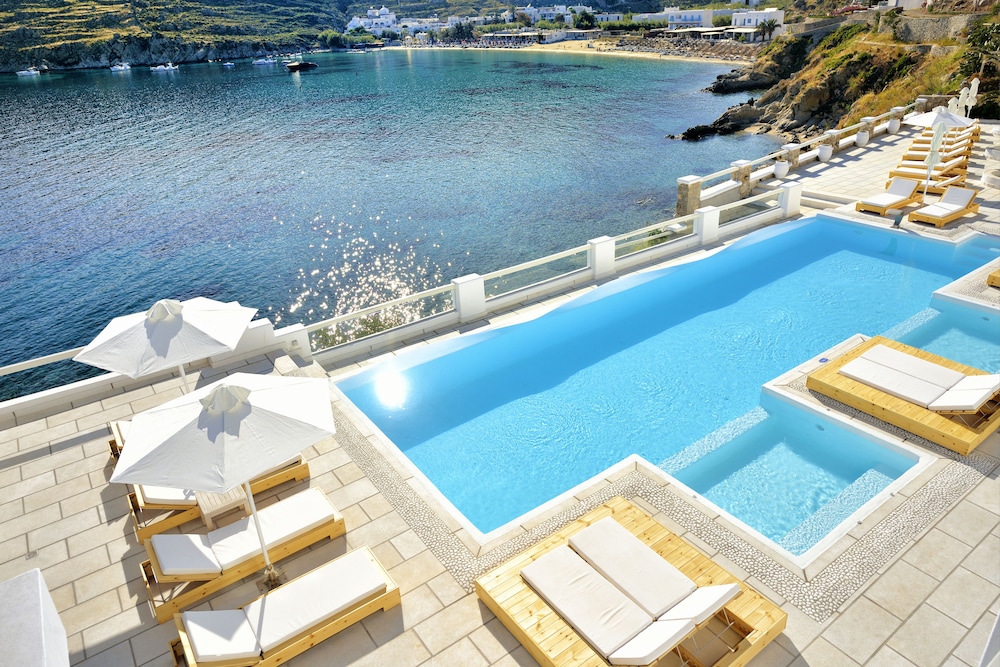Nissaki Boutique Hotel — Swimming pool in Plati Gialos, South Aegean