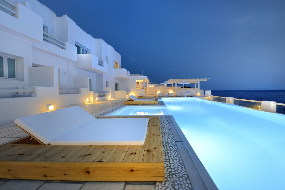 Nissaki Boutique Hotel — Swimming pool in Plati Gialos, South Aegean