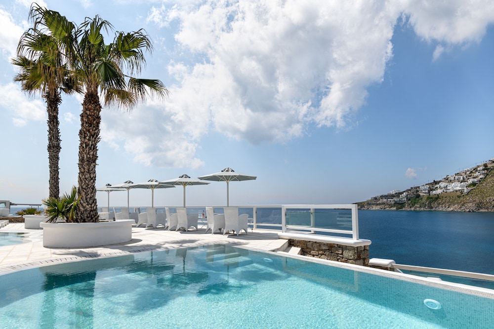 Nissaki Boutique Hotel — Swimming pool in Plati Gialos, South Aegean