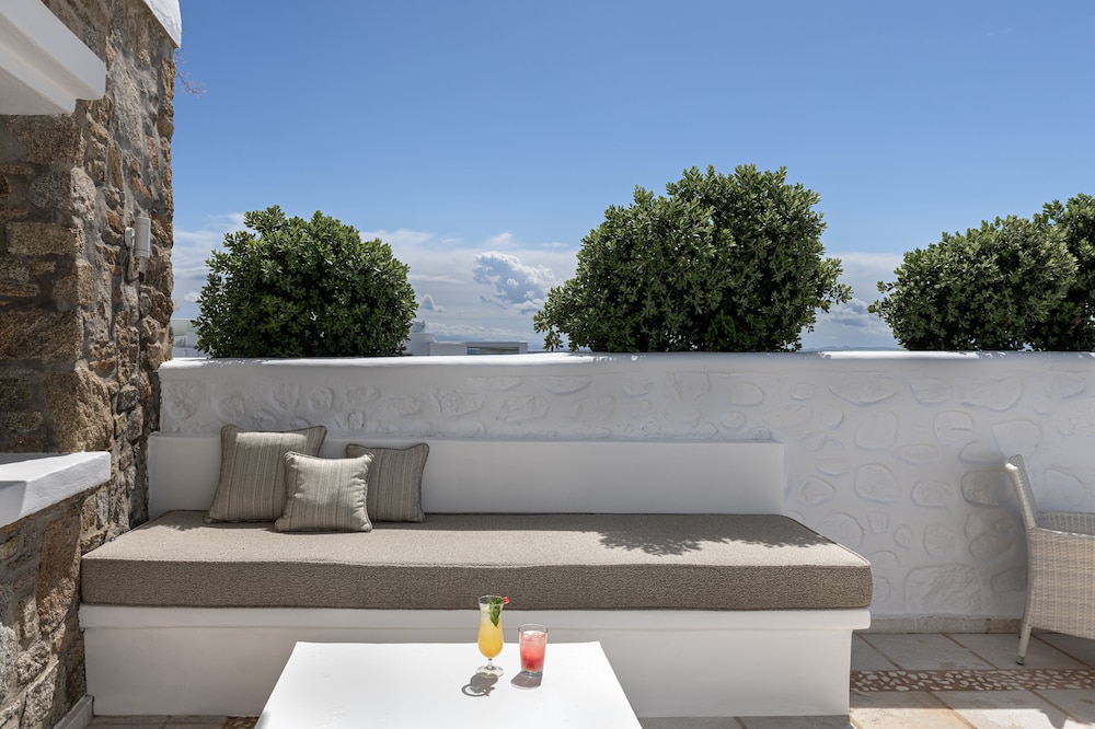 Nissaki Boutique Hotel — Restaurant & bars in Plati Gialos, South Aegean
