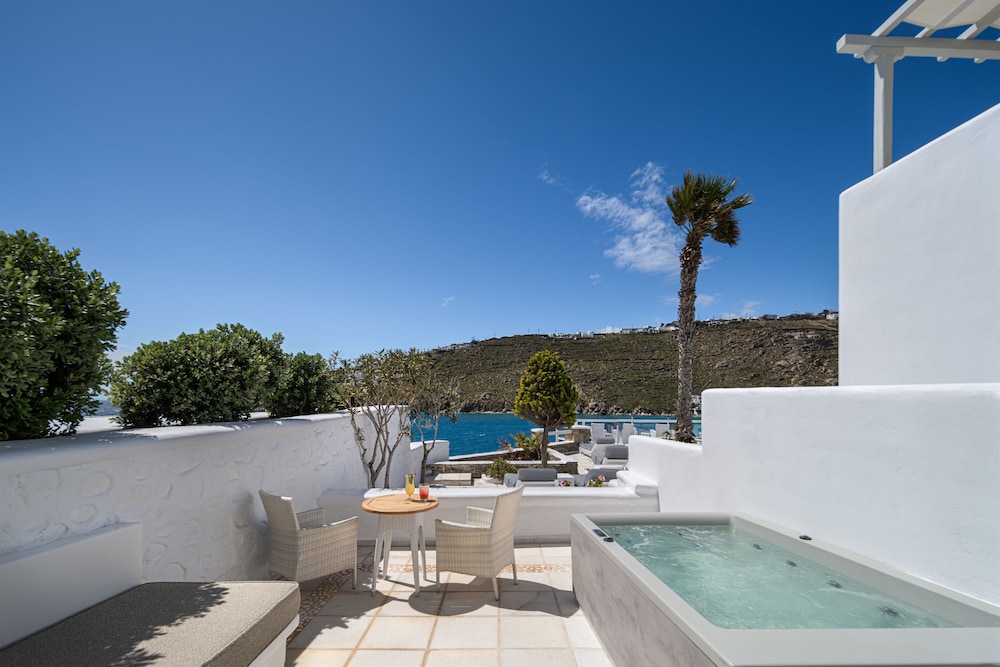 Nissaki Boutique Hotel — Swimming pool in Plati Gialos, South Aegean