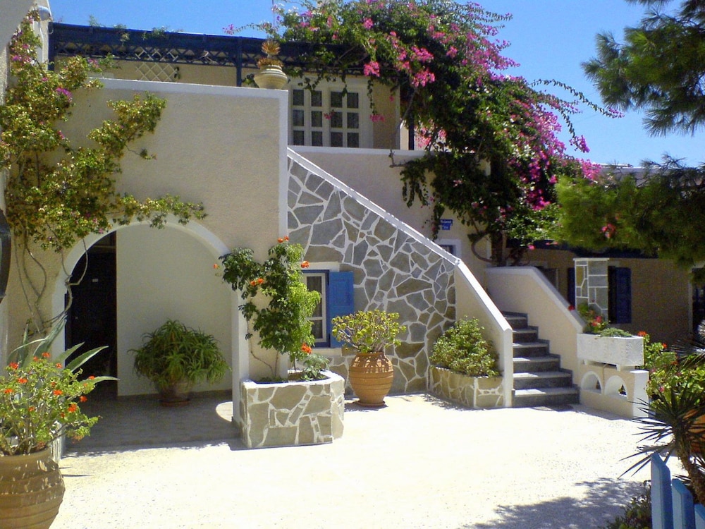 Paradise Resort — Hotel building in Akrotiri, South Aegean