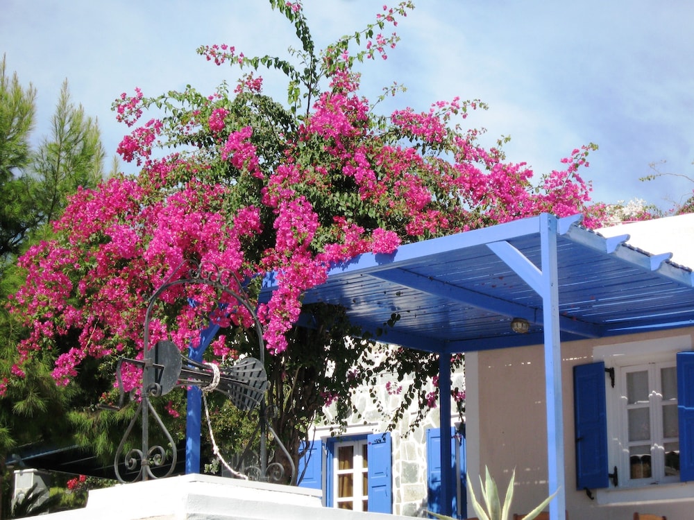 Paradise Resort — Hotel building in Akrotiri, South Aegean