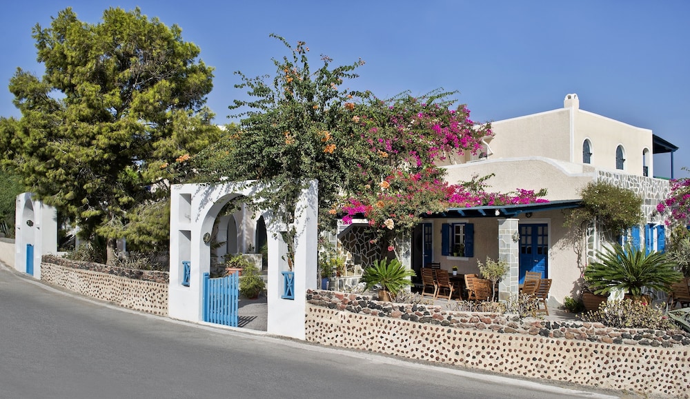 Paradise Resort — Hotel building in Akrotiri, South Aegean