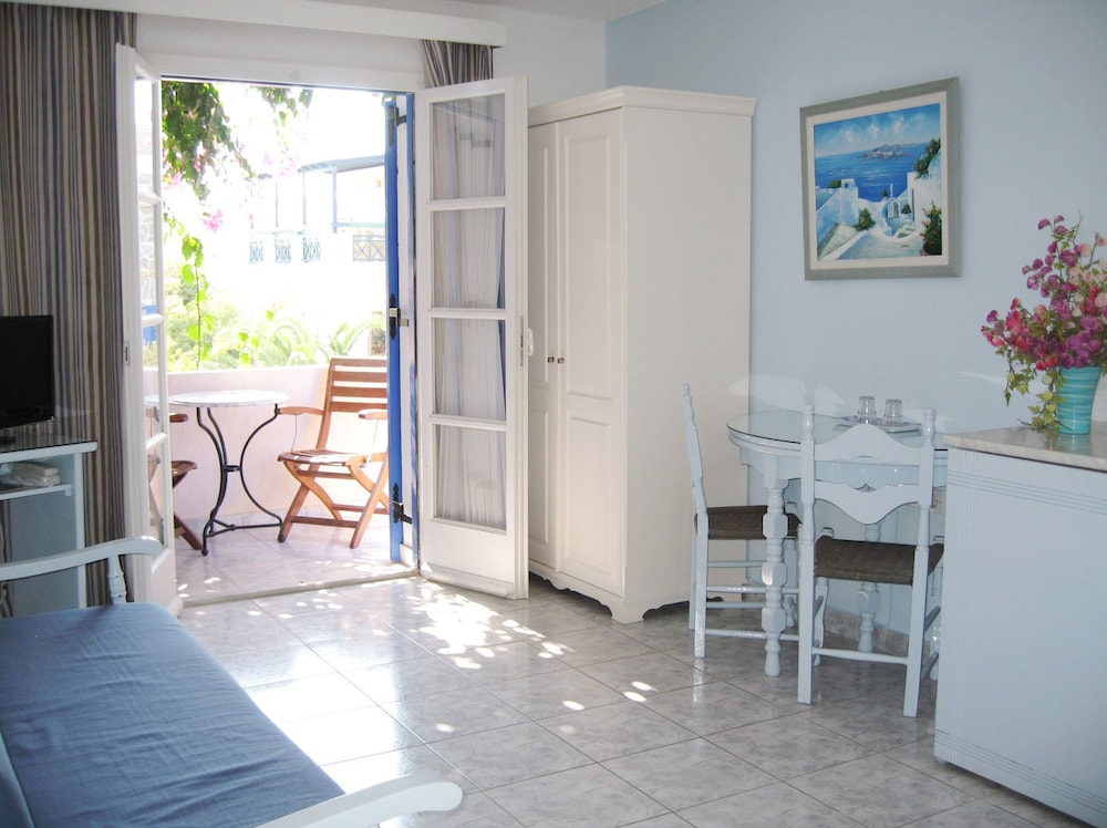 Paradise Resort — Hotel rooms in Akrotiri, South Aegean