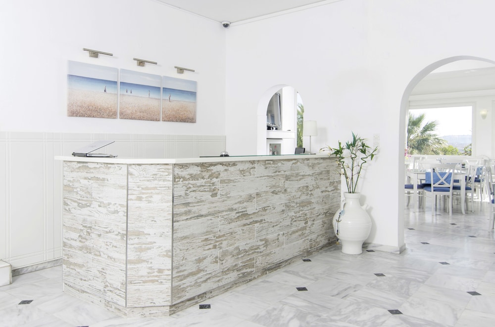 Paradise Resort — Hotel building in Akrotiri, South Aegean