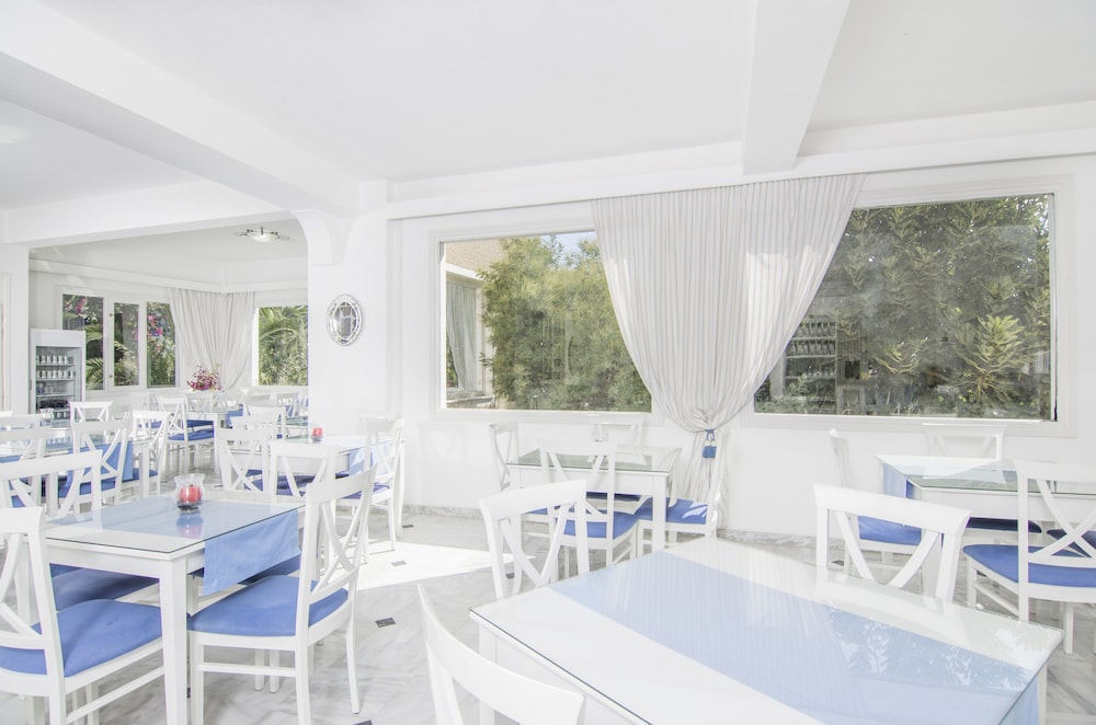 Paradise Resort — Restaurant & bars in Akrotiri, South Aegean