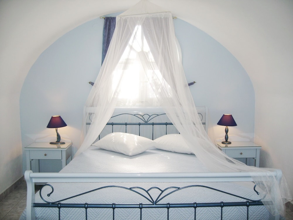 Paradise Resort — Hotel rooms in Akrotiri, South Aegean