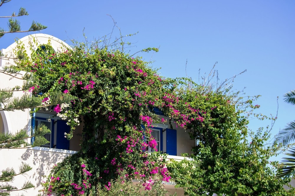 Paradise Resort — Hotel building in Akrotiri, South Aegean