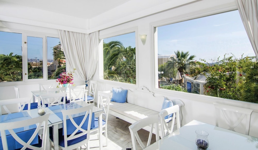 Paradise Resort — Restaurant & bars in Akrotiri, South Aegean
