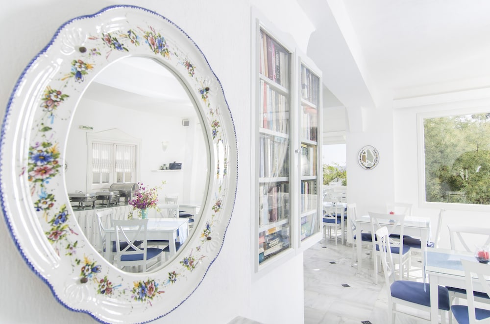 Paradise Resort — Restaurant & bars in Akrotiri, South Aegean