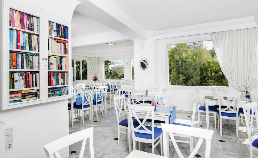 Paradise Resort — Restaurant & bars in Akrotiri, South Aegean