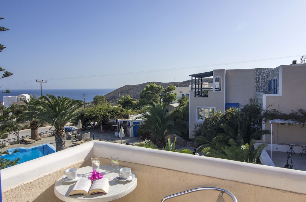 Paradise Resort — Hotel building in Akrotiri, South Aegean
