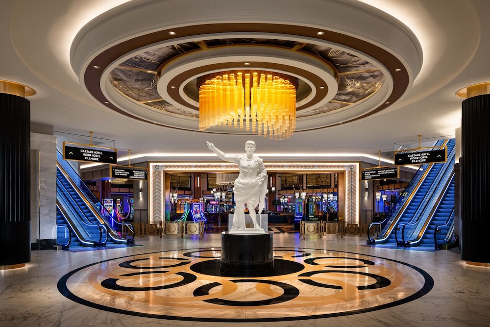 Harrah's New Orleans Hotel & Casino - A Caesars Rewards Destination — Hotel building in New Orleans, Louisiana