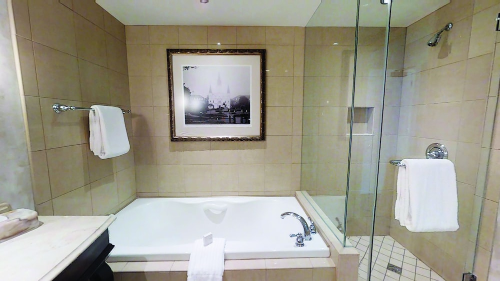 Harrah's New Orleans Hotel & Casino - A Caesars Rewards Destination — Hotel rooms in New Orleans, Louisiana