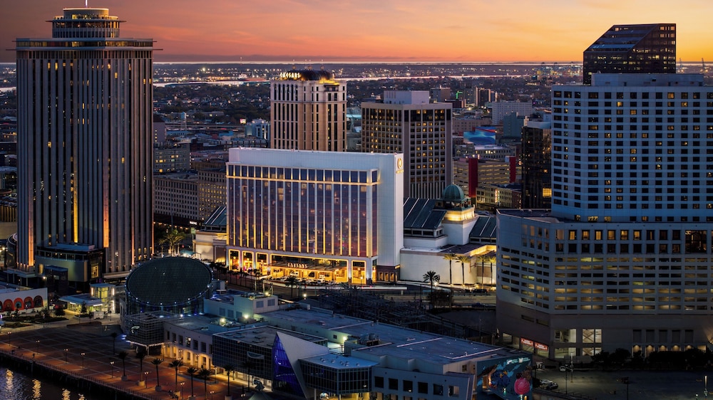 Harrah's New Orleans Hotel & Casino - A Caesars Rewards Destination — Hotel building in New Orleans, Louisiana