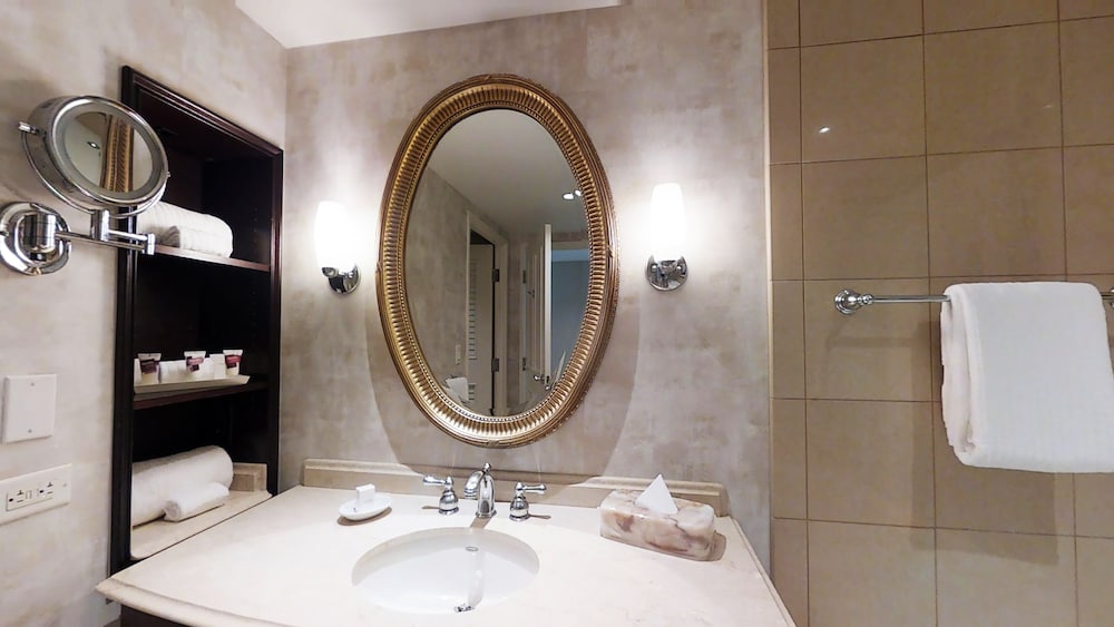 Harrah's New Orleans Hotel & Casino - A Caesars Rewards Destination — Hotel rooms in New Orleans, Louisiana