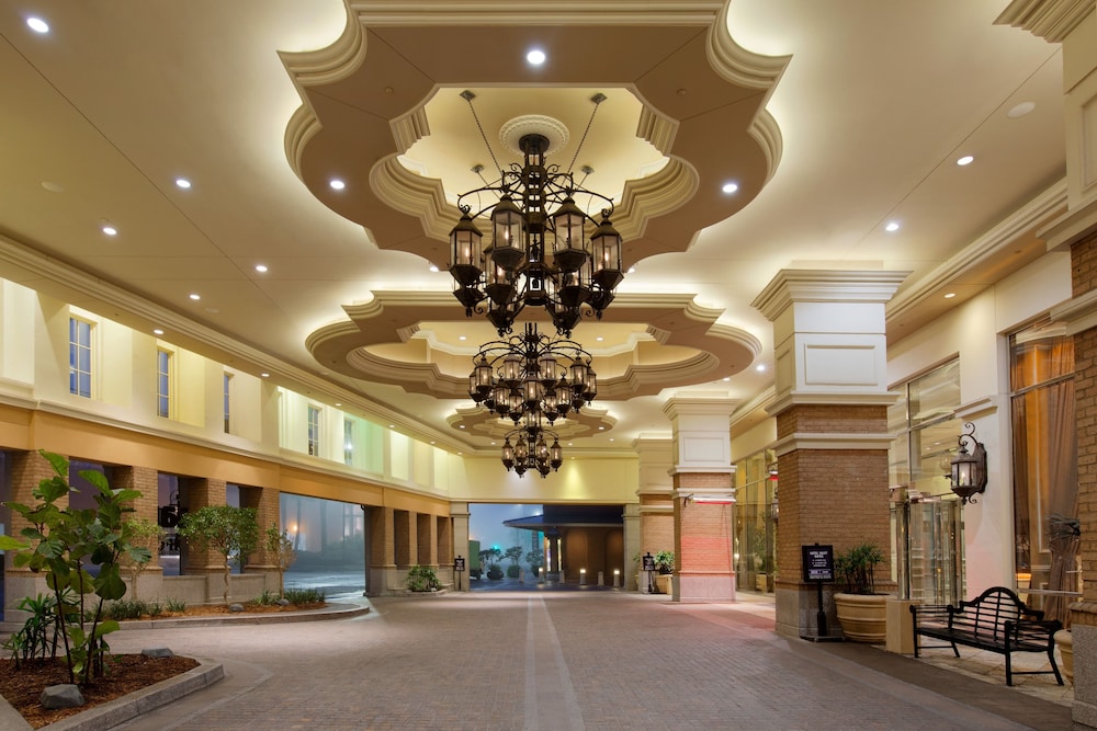 Harrah's New Orleans Hotel & Casino - A Caesars Rewards Destination — Hotel building in New Orleans, Louisiana