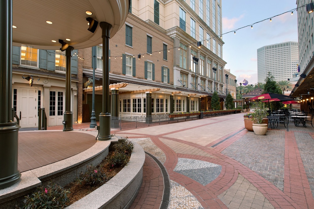Harrah's New Orleans Hotel & Casino - A Caesars Rewards Destination — Hotel building in New Orleans, Louisiana