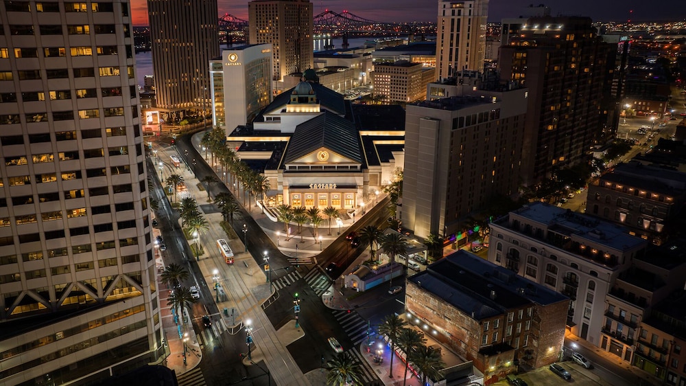 Harrah's New Orleans Hotel & Casino - A Caesars Rewards Destination — Hotel building in New Orleans, Louisiana