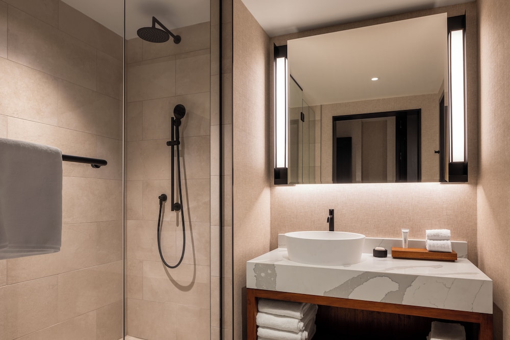 Harrah's New Orleans Hotel & Casino - A Caesars Rewards Destination — Hotel rooms in New Orleans, Louisiana