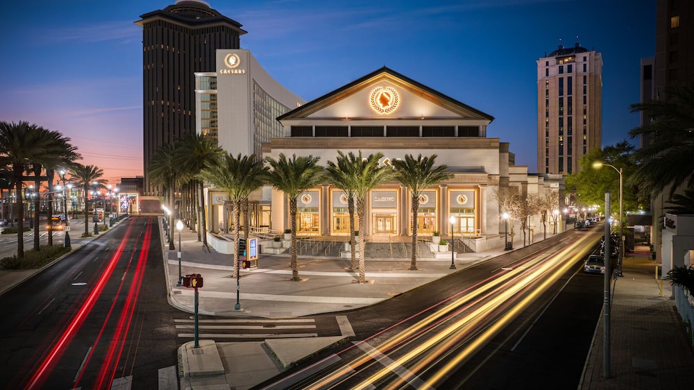Harrah's New Orleans Hotel & Casino - A Caesars Rewards Destination — Hotel building in New Orleans, Louisiana