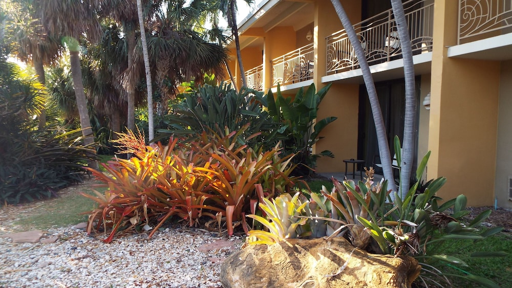 Hampton Inn Key Largo Manatee Bay — Hotel building in Key Largo, Florida