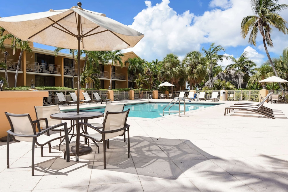 Hampton Inn Key Largo Manatee Bay — Swimming pool in Key Largo, Florida