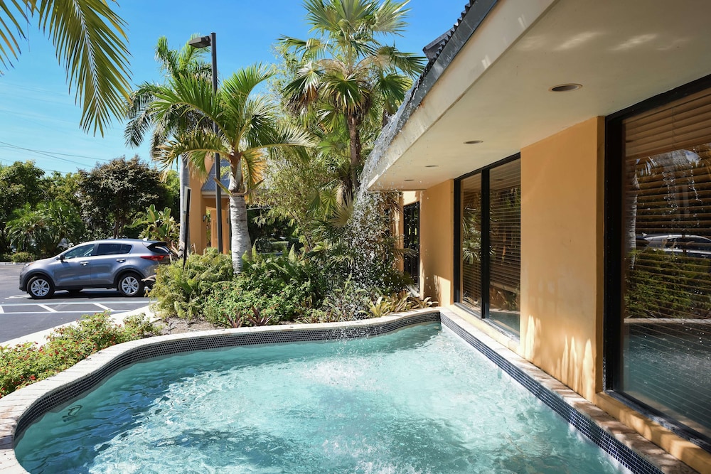 Hampton Inn Key Largo Manatee Bay — Swimming pool in Key Largo, Florida