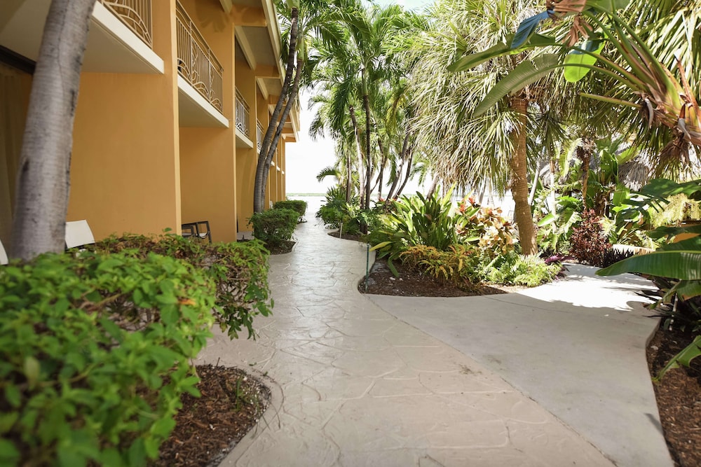 Hampton Inn Key Largo Manatee Bay — Hotel building in Key Largo, Florida