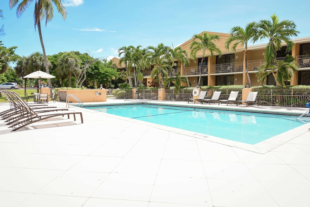 Hampton Inn Key Largo Manatee Bay — Swimming pool in Key Largo, Florida