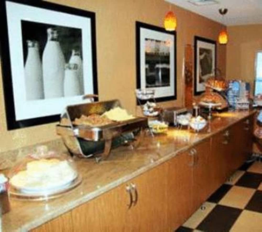 Hampton Inn Key Largo Manatee Bay — Restaurant & bars in Key Largo, Florida